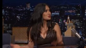 Сальма Хайек Пино была арестована на концерте Сабрины Карпентер и научила Джимми позировать