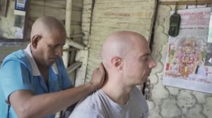 Индийский уличный массаж головы • Массаж глубоких слоев кожи головы и ушей