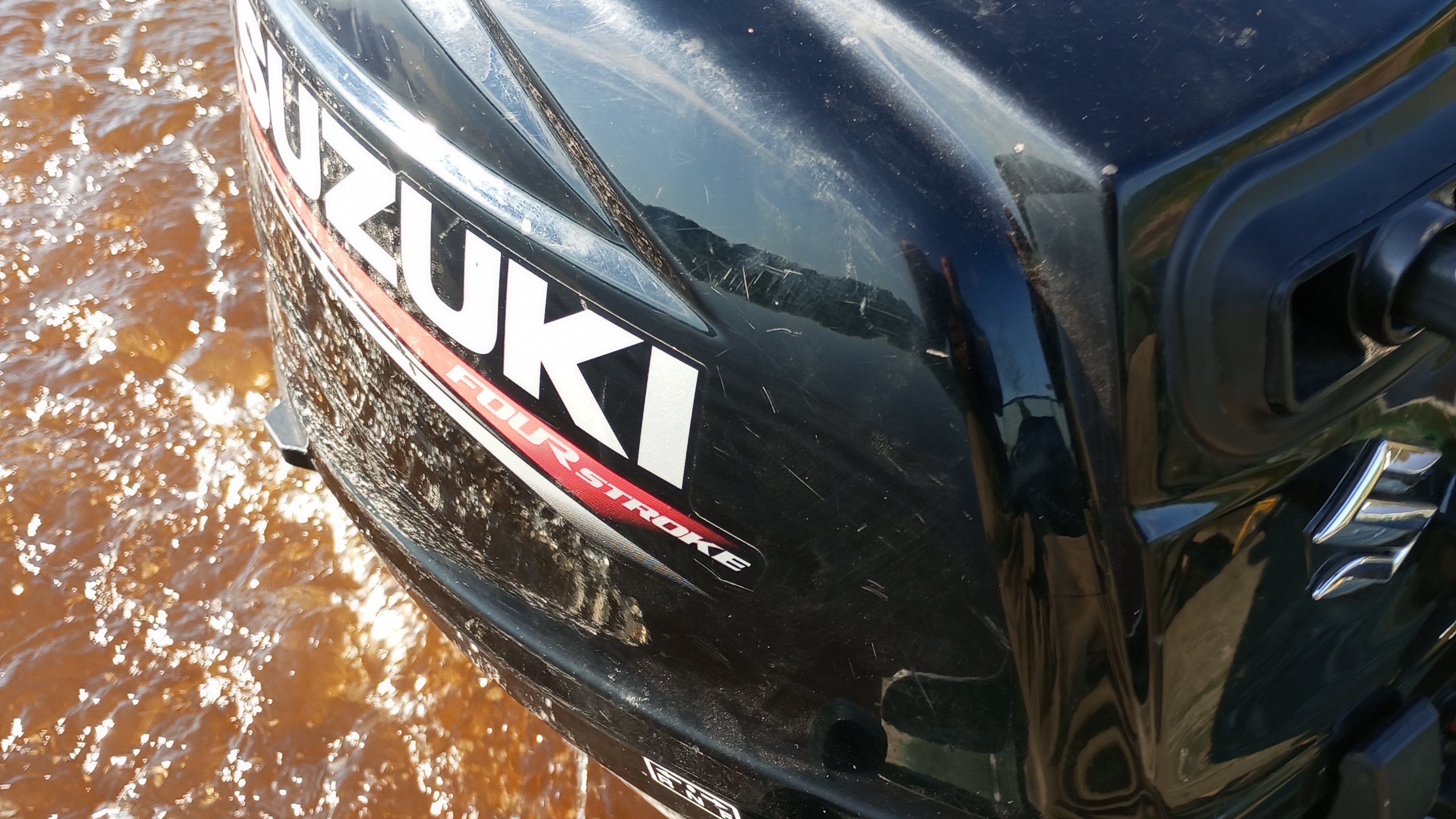 На лодочном моторе Сузуки 6 4 такта за день до закрытия навигации. смотреть онлайн