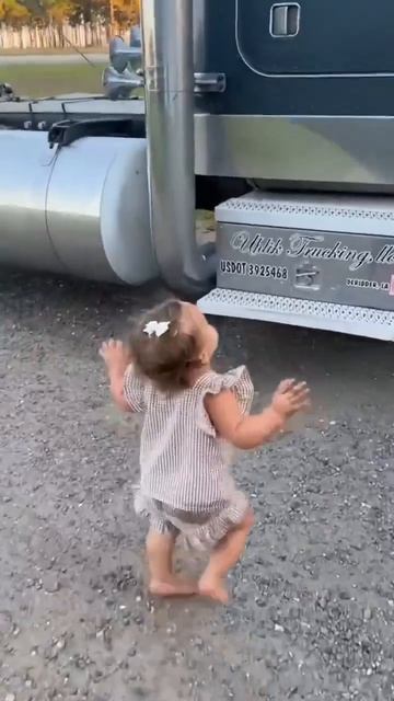 Дети встречают отца дальнобойщика