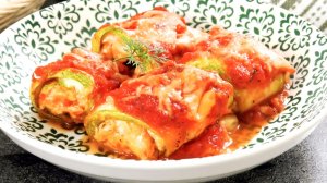 Рулетики из кабачка с томатным соусом и сыром. Беспроигрышное сочетание вкусов и ароматов.