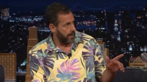 Адам Сэндлер реагирует на вирусного робота, переодетого в Него, и рассказывает о Плохом Банни Хэппи