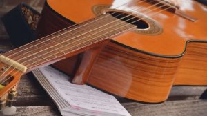 Я тихо гитару кладу на колени