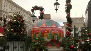 Праздничное убранство столицы создает новогоднее настроение даже без снега.