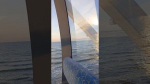 Колесо обозрения на набережной. Высокое колесо. Вид сверху на Зеленоградск