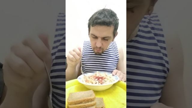 Обжор мукбанг / дегустирую тушёную свинину Жупиков / рожки с тушёной свининой / овощной салат