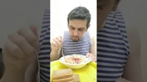 Обжор мукбанг / дегустирую тушёную свинину Жупиков / рожки с тушёной свининой / овощной салат