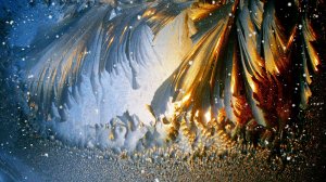 Снег окно зашторил