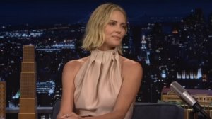 Дочь Шарлиз Терон учит её сленгу поколения Альфа и рассказывает о привлечении Умы Турман в «Старую