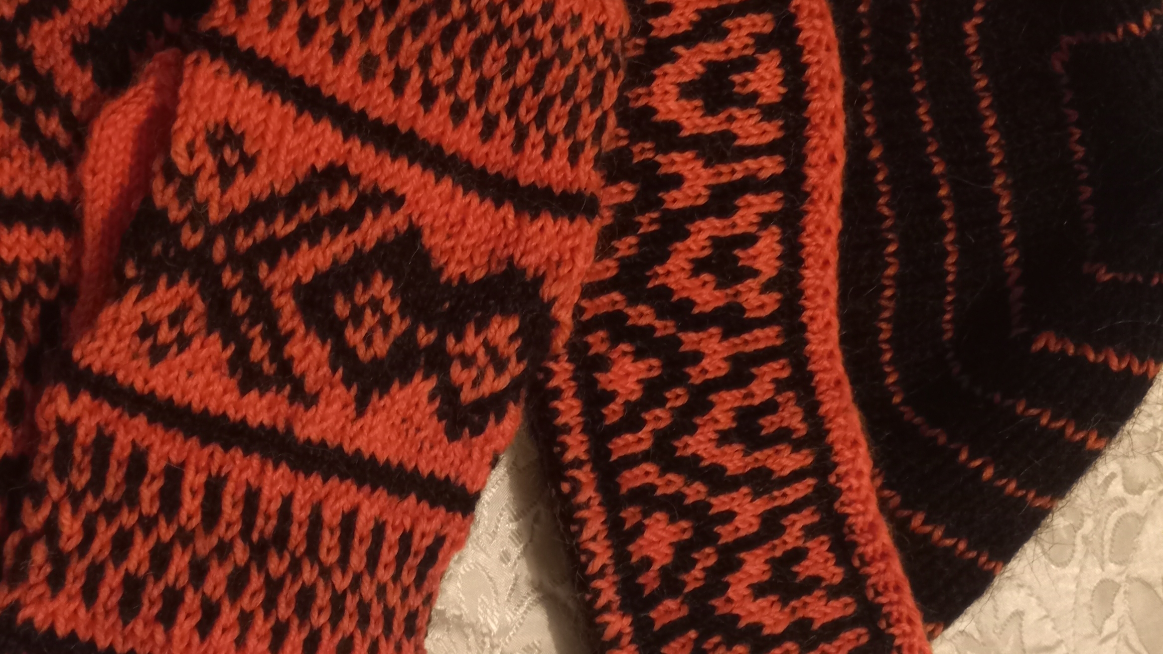 К варежкам связалась шапочка