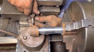 Опытный механик восстанавливает шаровую опору