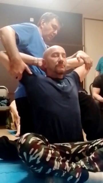 Прогиб назад позвоночника в положении сидя