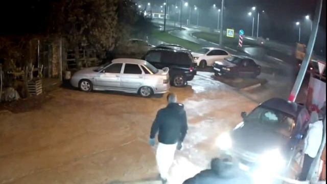 Пьяный водитель на автокране снес авто на стоянке в Саратове и скрылся