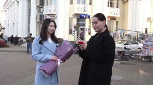 В День матери в центре Черкесска женщинам вручали букеты роз