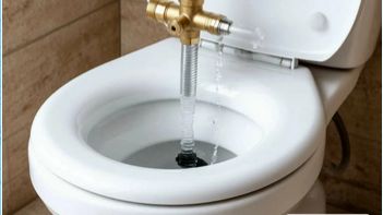 Как регулируется уровень воды в бачке унитаза.