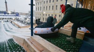 Восьмиметровую горку для зимних катаний возвели на Дворцовой площади в Санкт-Петербурге