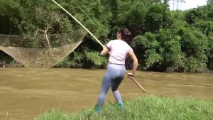 Невероятная рыбалка , девушка поймала много рыбы.