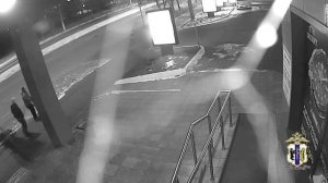 Парень разбил рекламный щит и сам сдался полиции