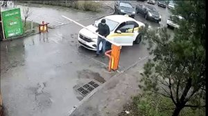 Таксисту очень помешал шлагбаум