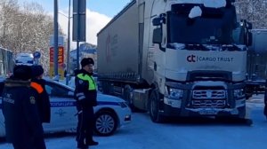 Гигантская пробка сковала трассу "Байкал": кадры