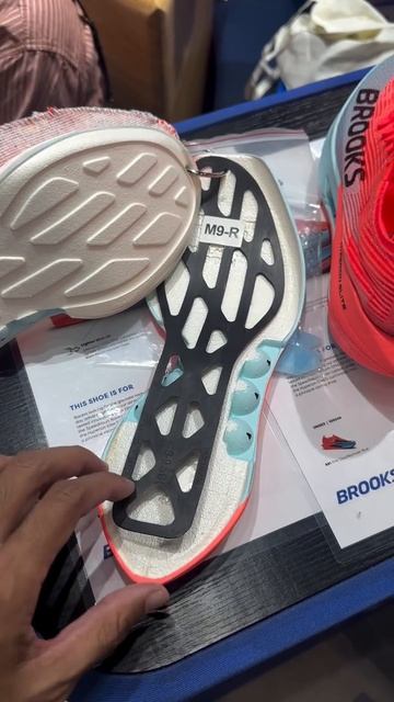 Технологии в межподошвенном блоке модели Brooks Hyperion Elite 5 смотреть онлайн