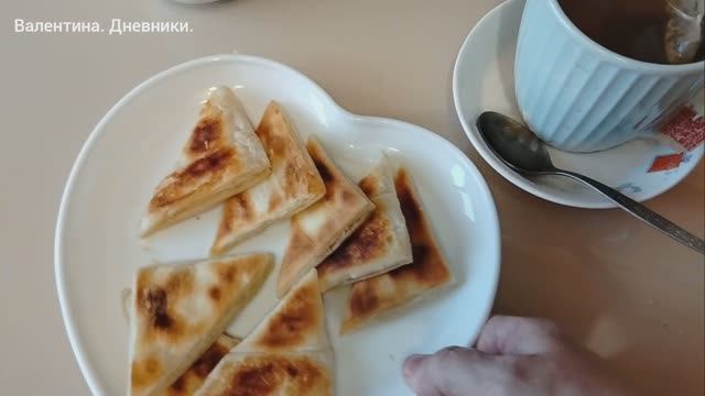 Готовлю слоечки на скорвороде. Если нет духовки а слоеное тесто есть, ищу выход.