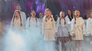 На концерте Александра Балыкова с песней "Маяк"