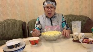 Салат, мясо под белой шубой.