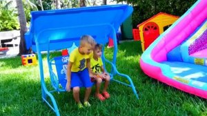 Что внутри? Битва с гигантскими яйцами! Видео для детей!