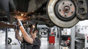 Россияне жалуются на нарушение сроков ремонта авто по страховке