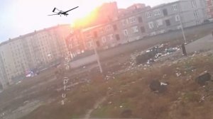 Появились кадры атаки БПЛА на Каспийск. поврежден жилой дом и 15 авто. Новости 01.12.2025