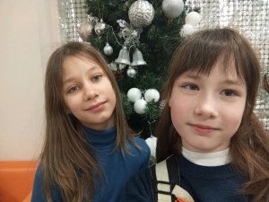 Кейси делает макияж