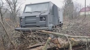 Броневик очень аккуратно пробирается через лесоповал