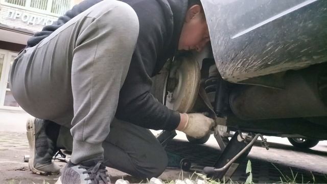 замена задних амортизаторов поло седан смотреть онлайн