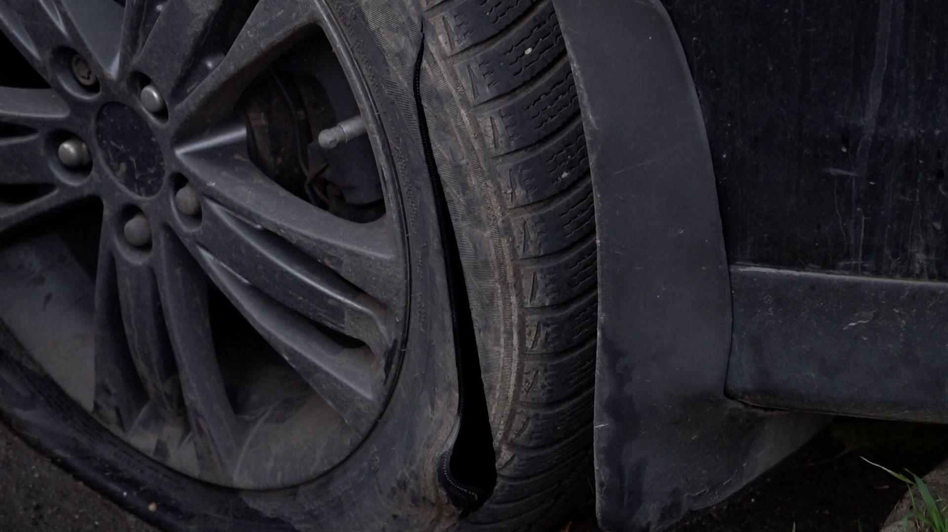 Неизвестные ночью порезали шины более 10 машин на Гидрострое в Краснодаре смотреть онлайн