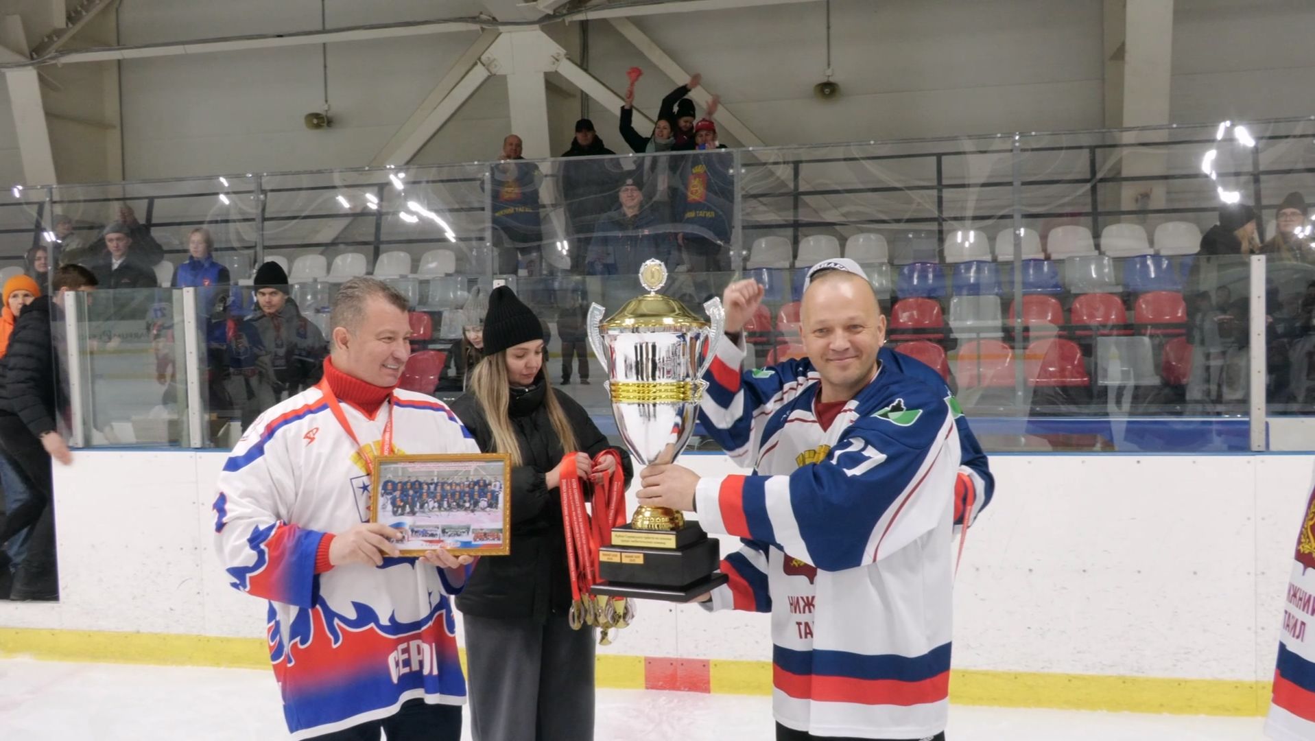 На домашней ледовой арене состоялся финальный этап Кубка Серовского тракта смотреть онлайн