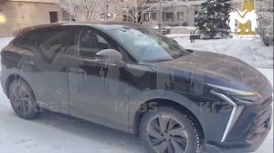 "Взлетела как тарелка фрисби"  Семья, чью машину пробило куском люка в Красноярске, требует возбудит