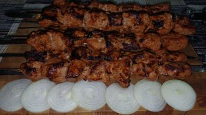 Шашлык из свиной шеи, маринованный в гранатово-ореховом соусе с добавлением минеральной воды.