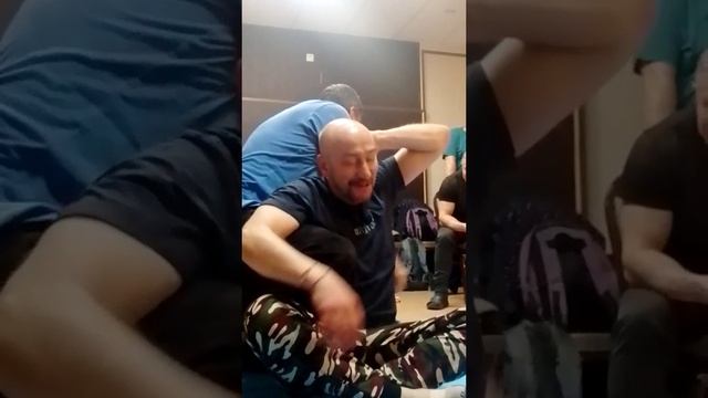 Скрутка позвоночника в положении сидя