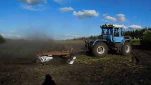 Трактор Т-150К дискует поле