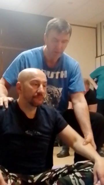 Скручивание позвоночника в положении сидя