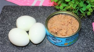 Три ЯЙЦА и банка КОНСЕРВЫ, очень вкусно и просто. Простой САЛАТ