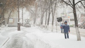 Улицы Владивостока завалены огромными сугробами, дорожная техника всю ночь убирала снег