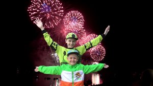 Крутой салют! Макс и Рома видео для детей