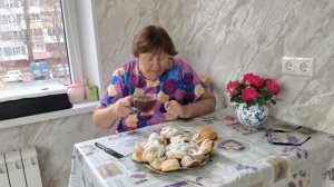 Балую себя, пью чай с розочками из творога, сама пеку и вам показываю.