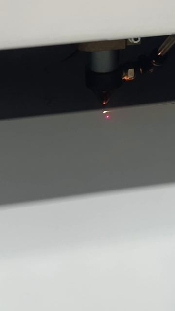 Резка ПВХ мембраны толщиной 1,5 мм на LM 1616 PRO OPEN 180W смотреть онлайн