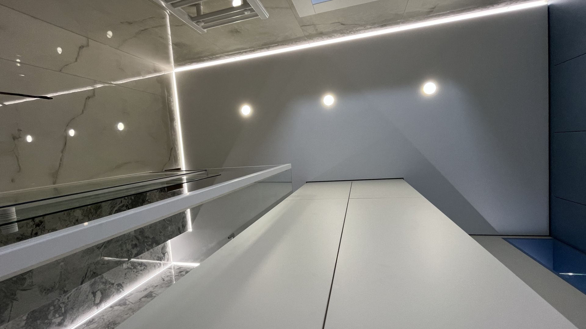 Натяжные потолки | Натяжной потолок со световыми линиями| Воронеж