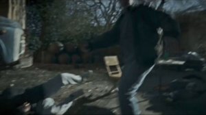 Бутафорские пивная кружка и бутылка из "сахарного стекла" в трюковой драке.