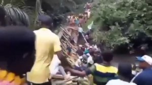 Новый деревянный мост за $2 млн. в Конго рухнул во время торжественного открытия.