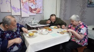 Вкусно кушаем всей семьёй картошечку с рыбкой луком хлебушком и салатиком ПОДВАЛ ИЛЬИЧА